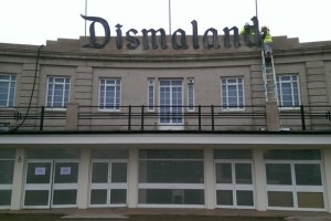 The-sign-for-Dismaland-is-finished