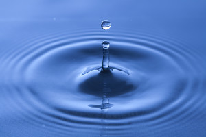 Water_drop_impact_on_a_water-surface_-_(2)